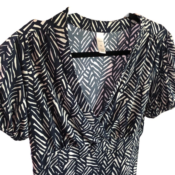 Merona Navy and White Print V-neck Blouse. Cap Sleeve. Size XS - Picture 6 of 7